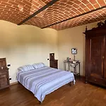 Vakantiehuis Charming Italian Sleeps 14 *