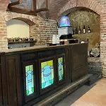 Charming Italian Sleeps 14 Vakantiehuis