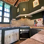 Charming Italian Sleeps 14 Vakantiehuis *