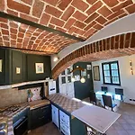 Vakantiehuis Charming Italian Sleeps 14 *