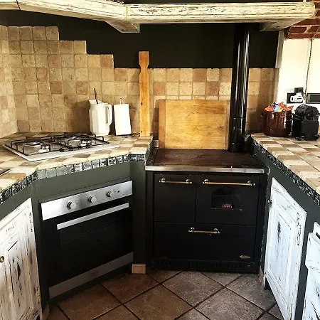 Charming Italian Sleeps 6 *