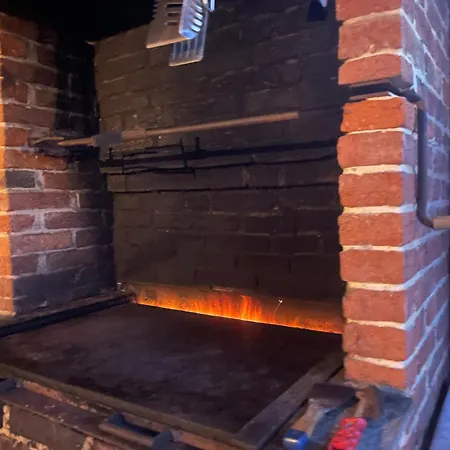 Charming Italian Sleeps 6 בית נופש