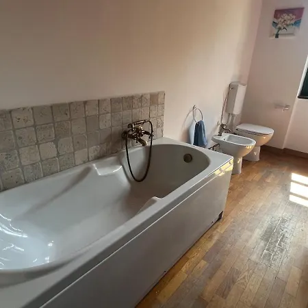 בית נופש Charming Italian Sleeps 6 *