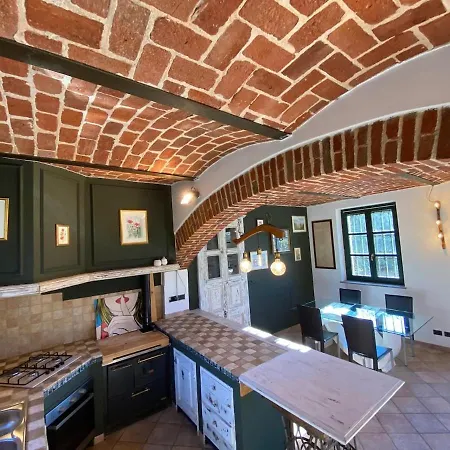 בית נופש Charming Italian Sleeps 6 *