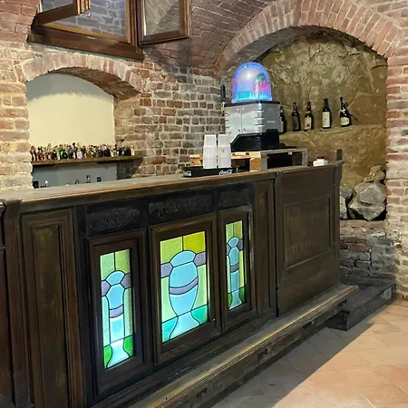 Charming Italian Sleeps 6