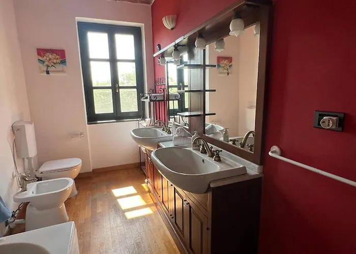 Nyaraló Charming Italian Sleeps 14