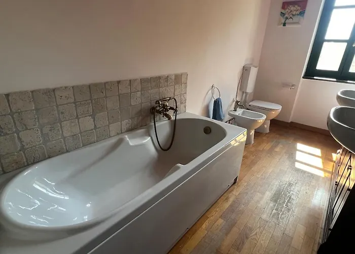 Feriehus Charming Italian Sleeps 14 *