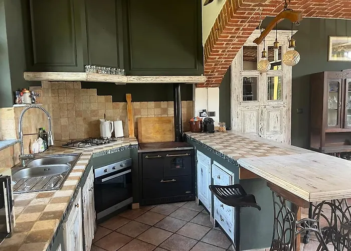 Feriehus Charming Italian Sleeps 14 Cantarana