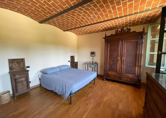 Charming Italian Sleeps 14 Nyaraló