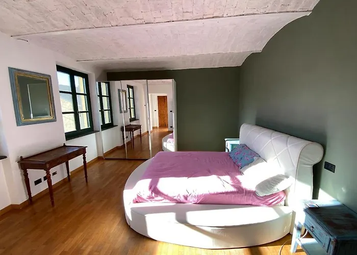 Charming Italian Sleeps 14 Nyaraló *