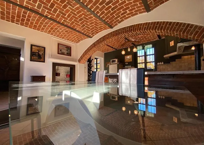 Charming Italian Sleeps 14 Feriehus