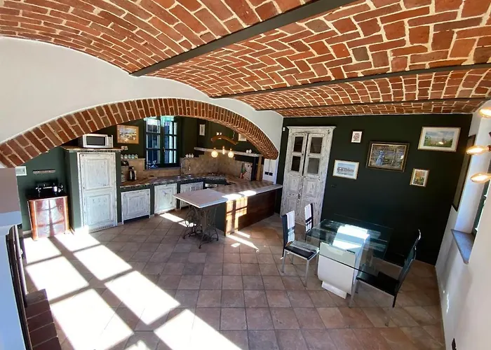 Feriehus Charming Italian Sleeps 14 Cantarana